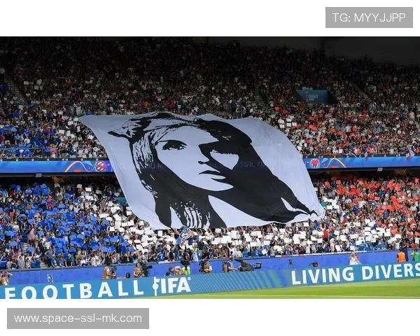 安联里维埃拉球场灯光照亮地中海夜空，法甲夜战引爆球迷热情